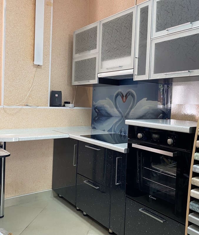 Кухонный гарнитур с фасадами и столешницей Makmart (Италия), с микроблеском и матовым стеклом